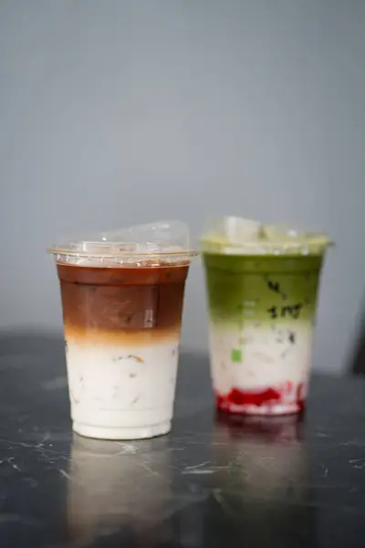 Bir bardak buzlu kibrit yeşil çayı jöleli, buzlu latte kahve dükkanı yaz terasında, menü fotoğrafçılığı..
