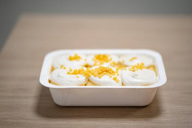 Bir tepsi portakallı kremalı tatlı.