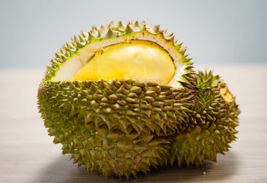 Olgun durian meyvesi, dikenli kabuklu.