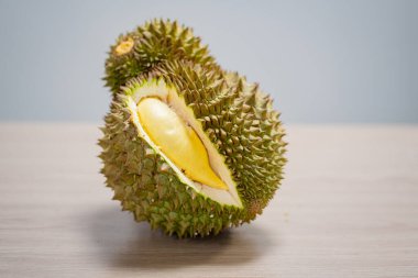 Dikenli kabuklu olgun durian meyvesi