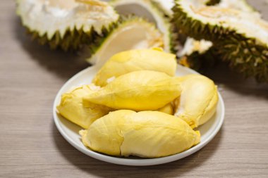 Beyaz tabakta taze durian parçaları