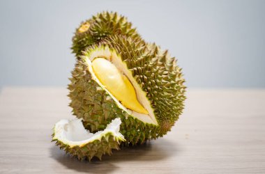 Olgun durian meyvesi, dikenli kabuklu.