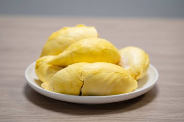 Beyaz tabakta taze durian parçaları