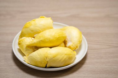Beyaz tabakta taze durian parçaları