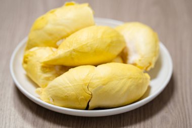 Beyaz tabakta taze durian parçaları