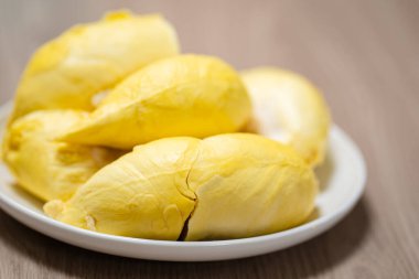 Olgun durian parçaları beyaz tabakta