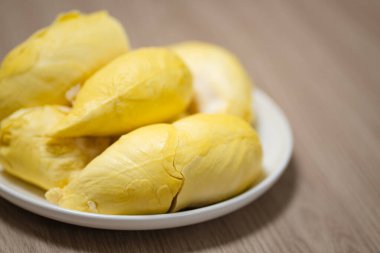 Beyaz tabakta taze durian parçaları