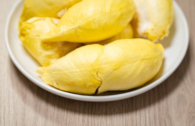 Beyaz tabakta taze durian parçaları