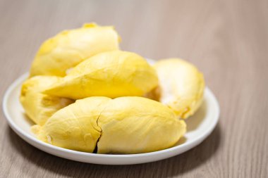 Beyaz tabakta taze durian parçaları