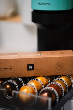 Kahve kapsülleri ve makine mutfak tezgahında.