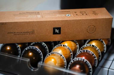 Karton ambalajda kahve kapsülleri