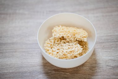 Beyaz kasede pişmemiş hazır erişte.