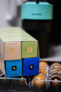 Kahve kapsülleri ve makine mutfak düzeninde.