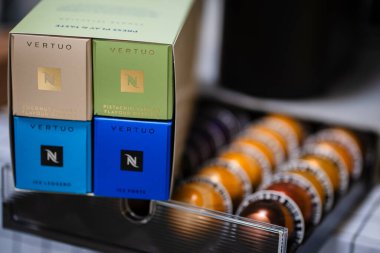 Açık kutuda renkli kahve kapsülleri