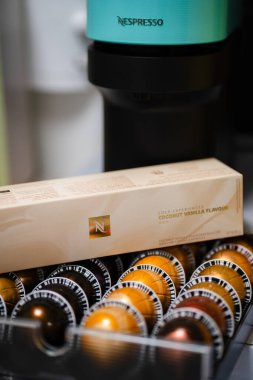 Kahve kapsülleri ve paketleme makinenin yanında