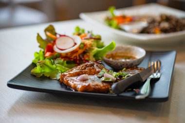 Izgara somon ve taze salata.