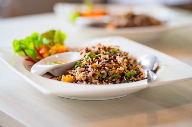 Lezzetli kızarmış pirinç ve sebze tabağı.