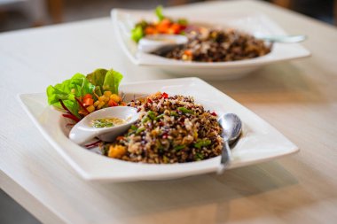 Taze sebzeli renkli kinoa salatası.