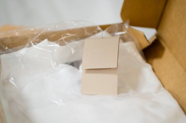 Boş Kahverengi Dikdörtgen Giysi Etiketi, Beyaz Şablon Şablonu Kutuda. Kopyalama Boşluğu olan Etiket Etiketi Boş Boşluk.