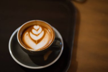 Koyu seramik bardakta Latte sanatı