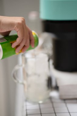 Elle bardağa su dök.