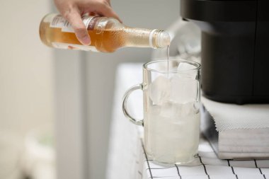 Buzlu bardağa içki dök.