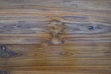 Pürüzsüz, koyu kahverengi ahşap bir yüzey..