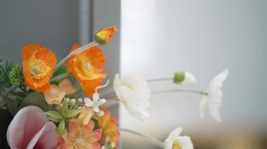 Vazodaki havalandırma altında titreyen güzel çiçekler. 