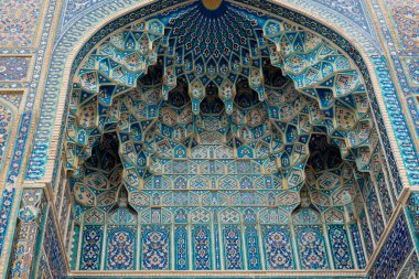 Mozaiklerle süslenmiş antik doğu kemeri Semerkant, Özbekistan 'daki antik cami. Tarihi simgeler. - Evet. Yüksek kalite fotoğraf