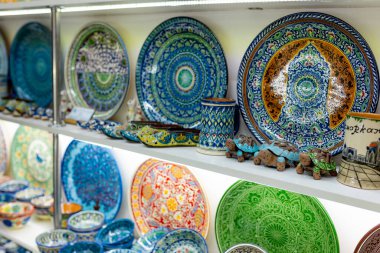  Özbek seramik sofra takımı. Dekoratif seramik tabaklar ve geleneksel süslemeli bardaklar. Yüksek kalite fotoğraf. 