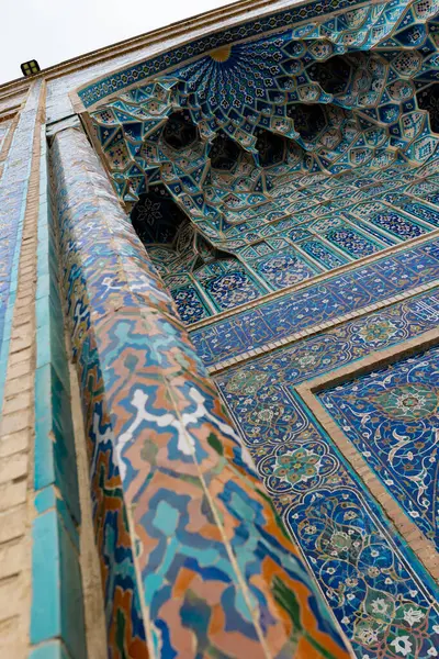 Mozaiklerle süslenmiş antik doğu kemeri Semerkant, Özbekistan 'daki antik cami. Tarihi simgeler. - Evet. Yüksek kalite fotoğraf