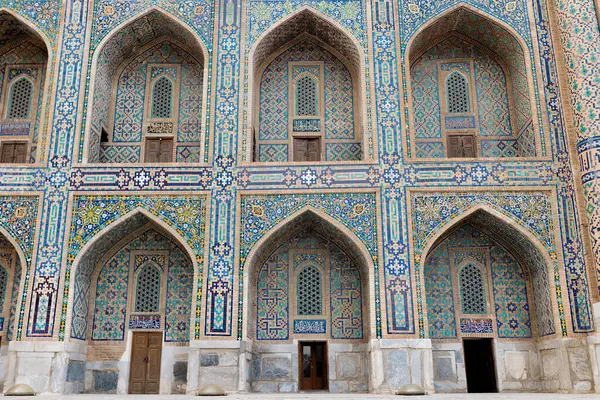 Mozaiklerle süslenmiş antik doğu kemeri Semerkant, Özbekistan 'daki antik cami. Tarihi simgeler. - Evet. Yüksek kalite fotoğraf