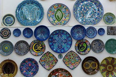  Özbek seramik sofra takımı. Dekoratif seramik tabaklar ve geleneksel süslemeli bardaklar. Yüksek kalite fotoğraf. 