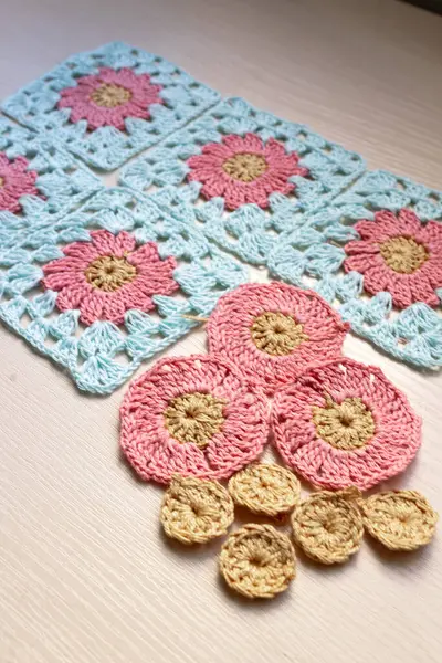 Renkli halılar şeritler halinde kesilmiş eski renkli elbiselerden örülmüş. Yüksek kalite fotoğraf