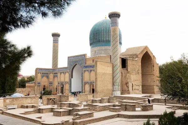 Geleneksel Asya mozaiğinde bir kemer şeklinde kubbe. Orta Çağ Orta Asya mimarisinin ayrıntıları. Yüksek kalite fotoğraf