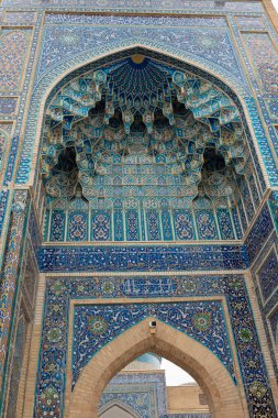 Mozaiklerle süslenmiş antik doğu kemeri Semerkant, Özbekistan 'daki antik cami. Tarihi simgeler. - Evet. Yüksek kalite fotoğraf