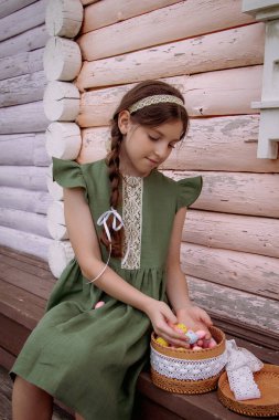 Paskalya yumurtaları açık havada güzel bir çocuk. Doğada Paskalya kutlamanız kutlu olsun. Yüksek kalite fotoğraf