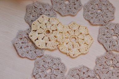  Zarif sarı ve gri işlemeli motifler, el yapımı, büyükanne tarzı. Yüksek kalite fotoğraf