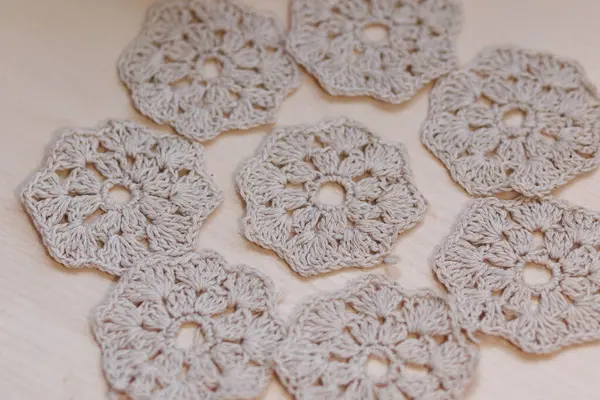 Ahşap arka planda, el yapımı, büyükanne tarzı, zarif gri işlemeli motifler. Yüksek kalite fotoğraf