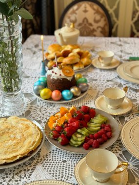 Paskalya masa dekorasyonu, mum ve renkli yumurtalı Paskalya pastası. Yüksek kalite fotoğraf