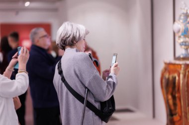 Moskova, Rusya - 1 Mart 2025: Puşkin Devlet Güzel Sanatlar Müzesi 'ndeki tablolara bakan bir kalabalık