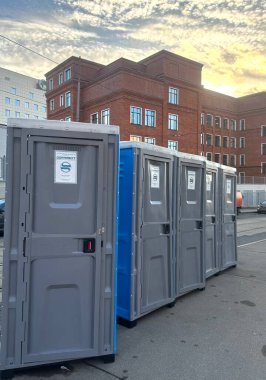 MOSCOW, Rusya- HAZİRAN 05, 2014: Gece vakti, Moskova, Rusya 'da umumi tuvalet. Rusya 'da yazılmış. Şehir tuvaletinde. Yüksek kalite fotoğraf