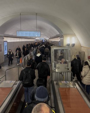 Moskova, Rusya - Mart 2025. Metro yolcuları metroya binmek ve inmek için kalabalıklar. Yüksek kalite fotoğraf