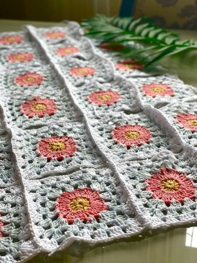  Eski bir büyükanne karesi parçası birçok renkte örgü örer. İç mekan konsepti. Boşluğu kopyala. 