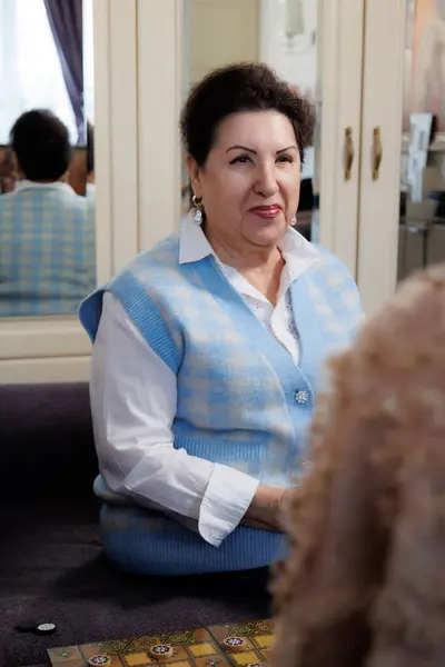 Büyükannesi torunuyla dama oynuyor, eğleniyor. Yüksek kalite fotoğraf