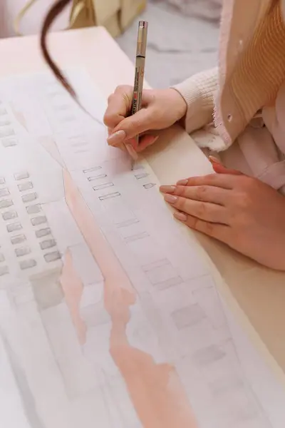 Ahşap bir tablete çizim yapan genç bir kız. Yüksek kalite fotoğraf