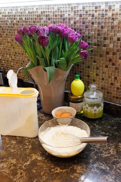 Mutfakta paskalya pastası hamuru yapıyorum. Yüksek kalite fotoğraf