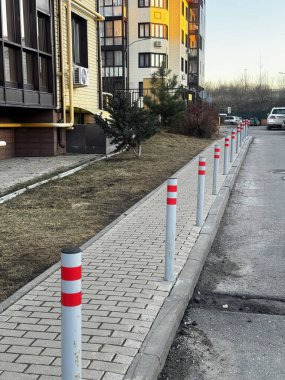 Romashkovo köyündeki evler boyunca yürüme alanı. - Rusya. Yüksek kalite fotoğraf