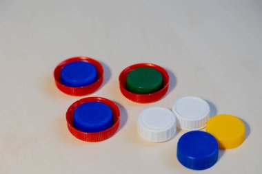 Plastik şişe kapağı arka plan. Kapak malzemesi geri dönüşümlüdür. Plastik şişelerin kapaklarını geri dönüşümden önce çıkartın. Geri dönüşüm toplama ve plastik şişe kapaklarını işleme. Yüksek kalite fotoğraf