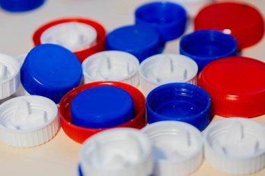 Plastik şişe kapağı arka plan. Kapak malzemesi geri dönüşümlüdür. Plastik şişelerin kapaklarını geri dönüşümden önce çıkartın. Geri dönüşüm toplama ve plastik şişe kapaklarını işleme. Yüksek kalite fotoğraf